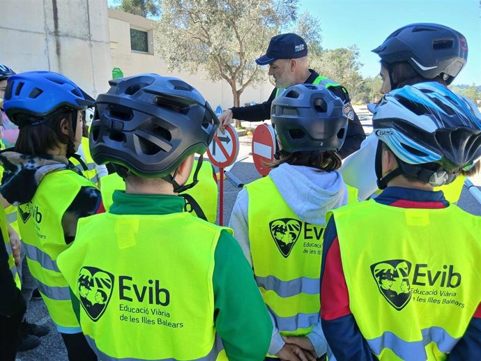 Alumnos del CEIP  Son Juny de Sant Joan en una sesión práctica del Programa de Educación Vial