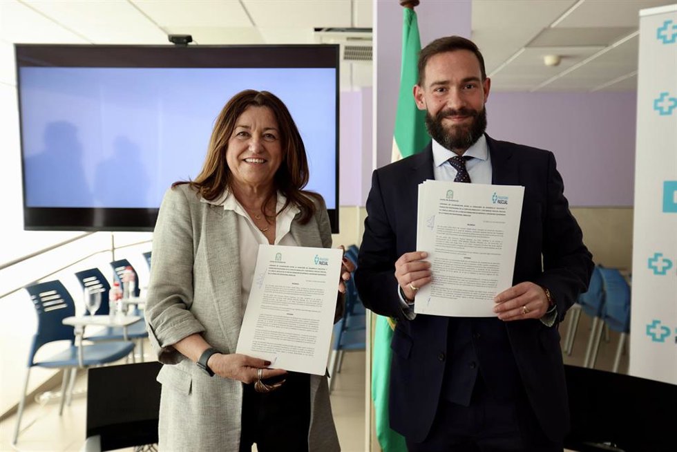 La consejera de Desarrollo Educativo y Formación Profesional de la Junta, María del Carmen Castillo, firma un convenio con el director general de Hospitales Pascual, Francisco Pascual, para impulsar y reforzar la Formación Profesional pública en Andaluc