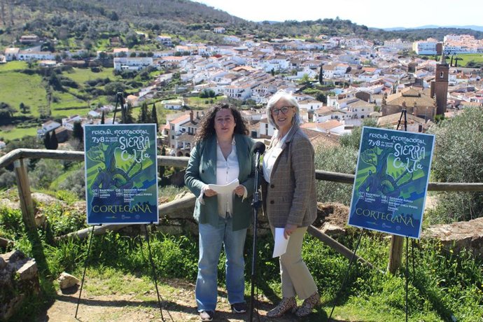 La alcaldesa de Cortegana, María del Mar Martín, y de la concejal de Cultura, María del Carmen Carvajal.