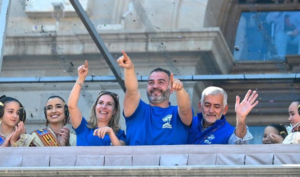Representantes de Pirotecnia Valenciana saludan desde el balcón del Ayuntamiento de Valncia tras disparar la decimoséptima 'masclet' de las Fallas 2026 en esta ciudad.