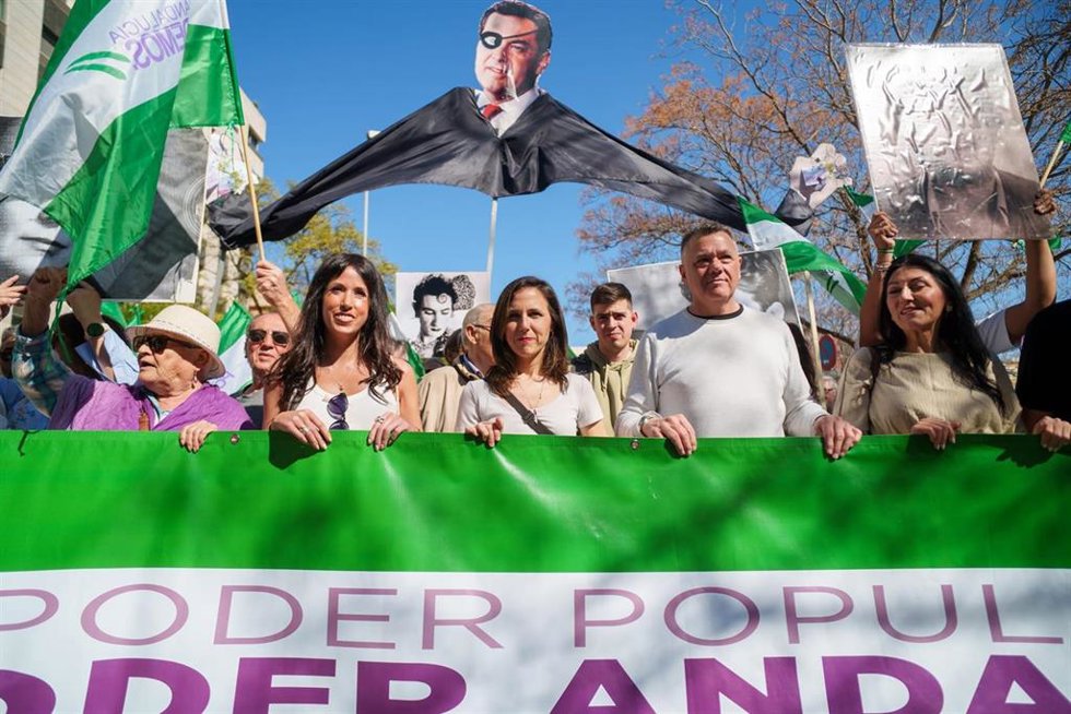 La secretaria general de Podemos, Ione Belarra, y el candidato de Podemos Andalucía a la presidencia de la Junta, Juan Antonio Delgado, en una imagen de la manifestación de la izquierda por el 28F.