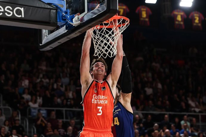 Archivo - Nate Reuvers, del Valencia Basket, en acción durante un partido de la Liga Endesa disputado entre el FC Barcelona y el Valencia Basket en el Palau Blaugrana