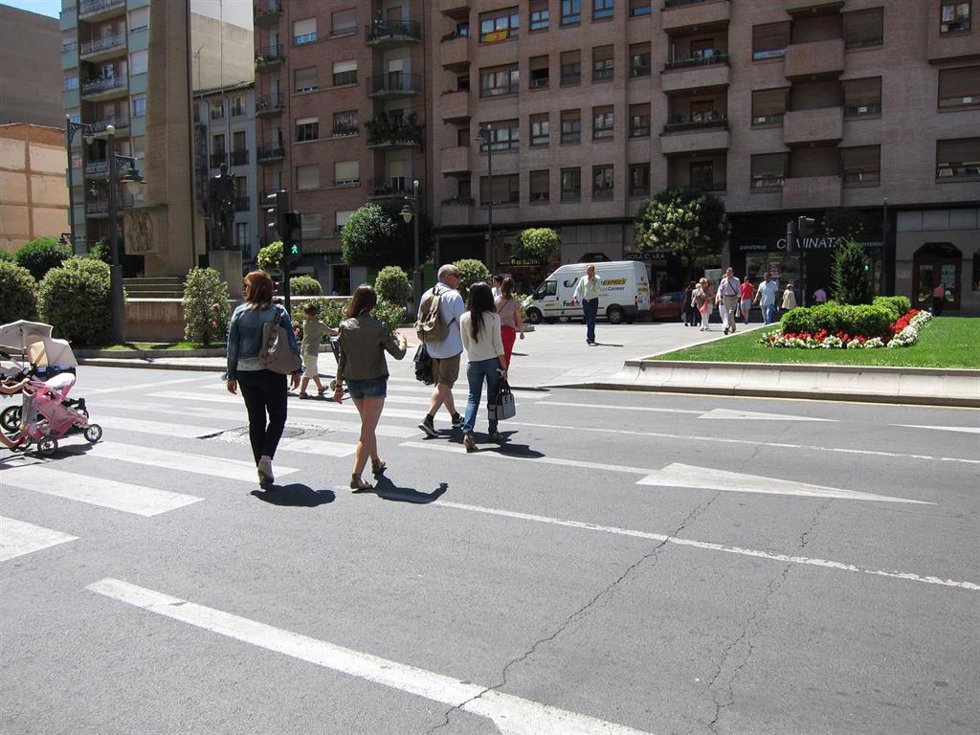 Archivo - El Ayuntamiento invertirá 120.000 euros en mejorar pasos de peatones y accesos a colegios, para antes del inicio del curso. Logroño