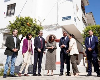 Rocío Díaz (centro), durante su visita a las viviendas que serán objeto de rehabilitación en Puente Genil.