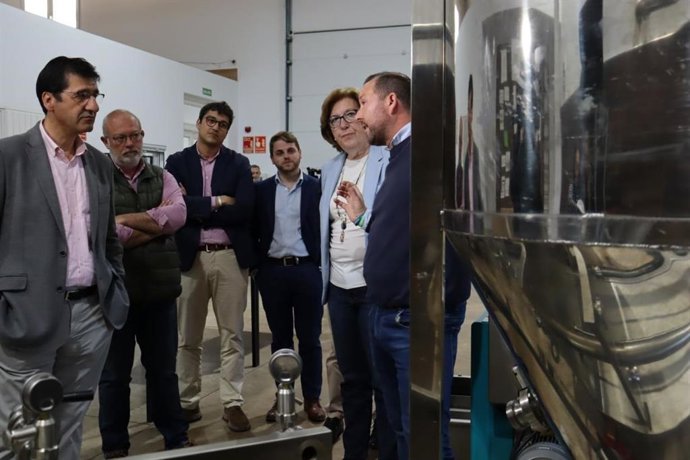 El vicepresidente segundo de la Junta, José Manuel Caballero, visita la almazara 'La Senda' en Las Solana.