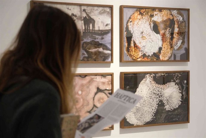 Una mujer visita la muestra 'Háptica' dedicada al artista catalán Joan Fontcuberta.