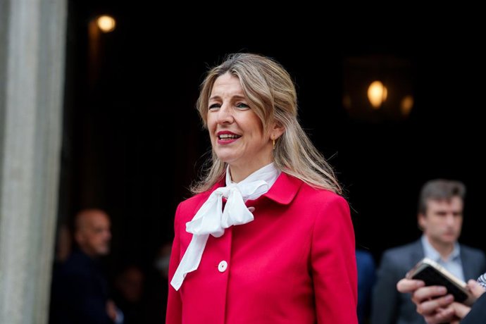La vicepresidenta segunda y ministra de Trabajo y Economía Social, Yolanda Díaz, a su salida de la capilla ardiente por Raúl del Pozo, en la Plaza de la Villa, a 11 de marzo de 2026, en Madrid (España). Familiares y amigos se han acercado a despedirse del