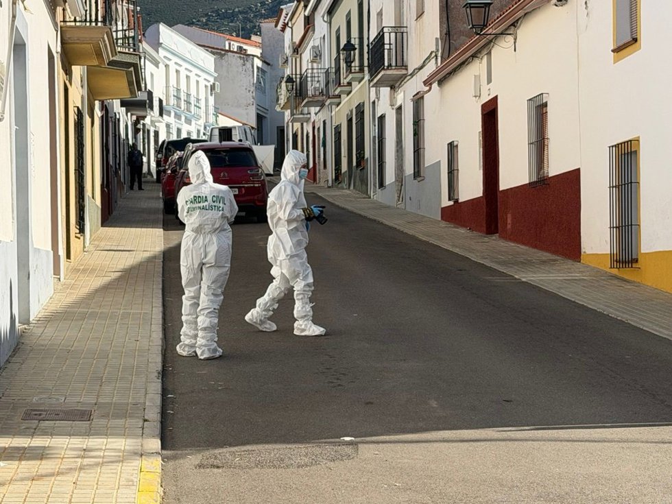 Agentes de la Guardia Civil en la calle donde se han encontrado los restos óseos