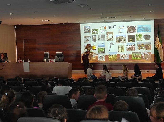 Alumnos participan en el taller didáctico 'Atrévete a viajar a la Prehistoria' en el Museo de Almería.