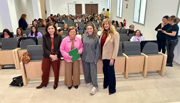 Sánchez (2ª izda.), junto al resto de autoridades asistentes a la jornada sobre el Protocolo Andaluz para la Atención a Mujeres con Discapacidad Víctimas de Violencia de Género.