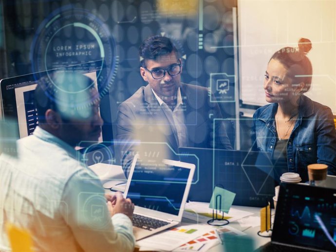 Archivo - Imagen de personas trabajando con inteligencia artificial.