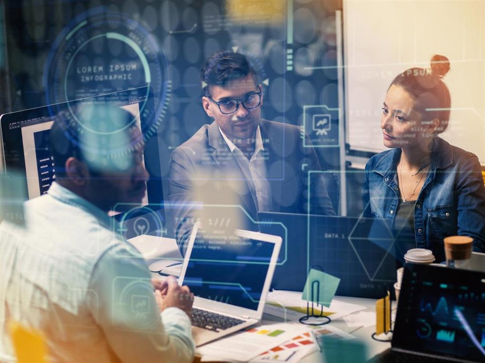 Archivo - Imagen de personas trabajando con inteligencia artificial.