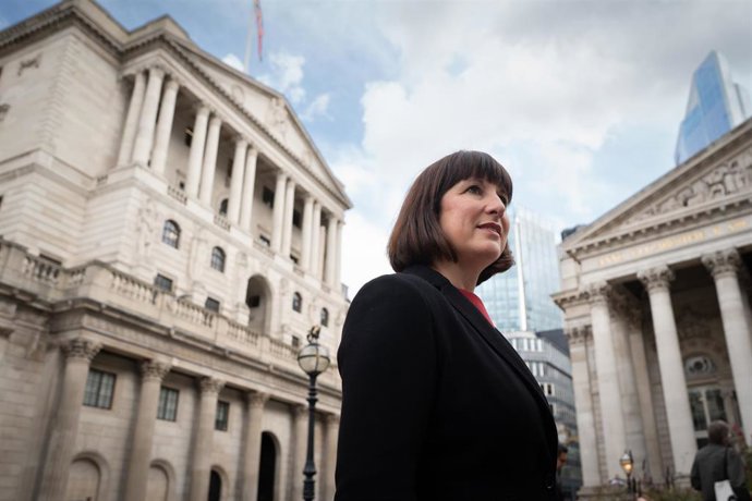Archivo - 21 September 2023, United Kingdom, London: Shadow chancellor Rachel Reeves at the Bank of England in the City of London, responding to the latest rise in interest rates. Photo: Stefan Rousseau/PA Wire/dpa