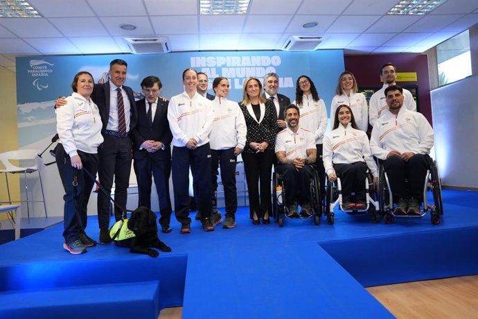Foto de familia de los ocho deportistas de los Juegos Paralímpicos de Milán-Cortina d'Ampezzo 2026 junto a las autoridades.