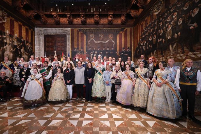 El president de la Generalitat, Juanfran Pérez Llorca, rep a  Centres de Valencians en l'Exterior (Cevex) amb motiu de Falles