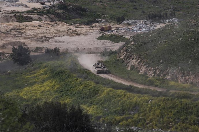 Un tanc israelià avança en el sud del Líban, prop de la frontera, vist des del nord d'Israel, el 13 de març del 2026.