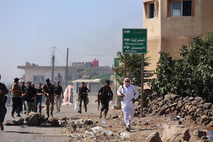 Archivo - Arquivo - SWEIDA, 18 de julho de 2025  -- Combatentes beduínos avançam pela cidade de Wolgha, na zona rural ocidental de Sweida, no sul da Síria, em 18 de julho de 2025. As autoridades provisórias sírias fizeram, nesta sexta-feira, um apelo à mo