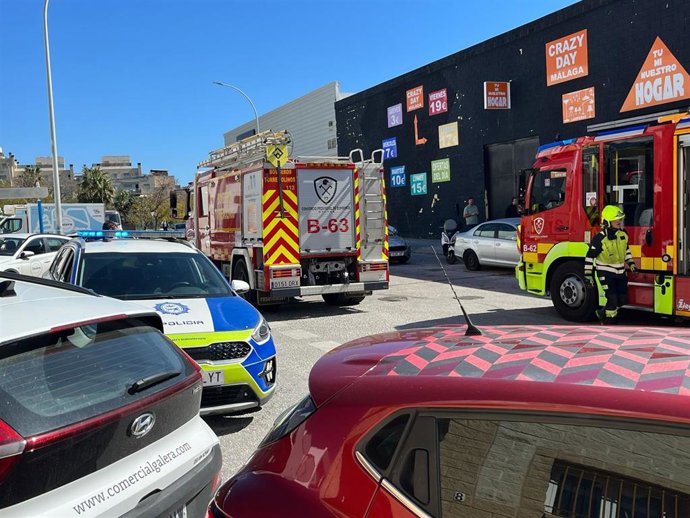 Policía Local y Bomberos del CPB actúan por el incendio de un cuadro eléctrico en una nave industrial del Parque  Empresarial El Pinillo, en Torremolinos