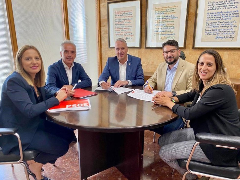 Archivo - Ruiz Boix y Jorge Rodríguez sellando el acuerdo para las mancomunidades de La Janda y la Sierra en 2023.