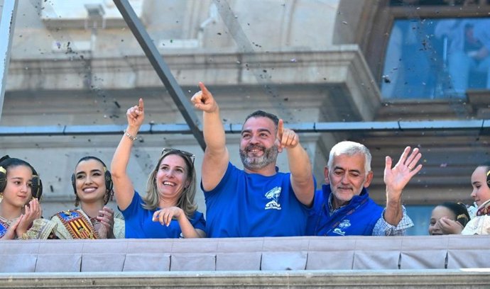 Representants de Pirotècnia Valenciana saluden des de la balconada de l'Ajuntament de València després de disparar la dissetena mascletà de les Falles 2026 en esta ciutat.