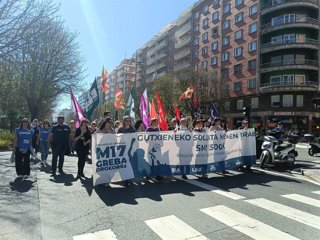 Manifestación en San Sebastián con motivo de la huelga general del 17M