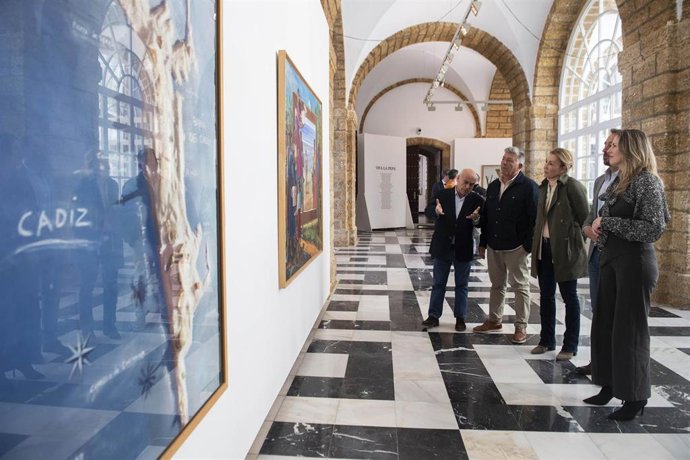La responsable de Cultura de la Diputación de Cádiz, Vanesa Beltrán, inaugurando este martes 'Viva la Pepa', la exposición que recoge las 31 obras que han sido imagen del cartel con el que se conmemora el Día de la Provincia.