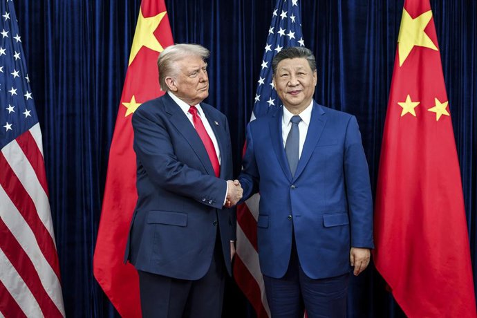 Archivo - Arquivo - 30 de outubro de 2025, Busan, Coreia do Sul: O presidente dos Estados Unidos, Donald Trump, à esquerda, cumprimenta o presidente chinês, Xi Jinping, à direita, antes de uma reunião bilateral na Base Aérea de Gimhae, em 30 de outubro de