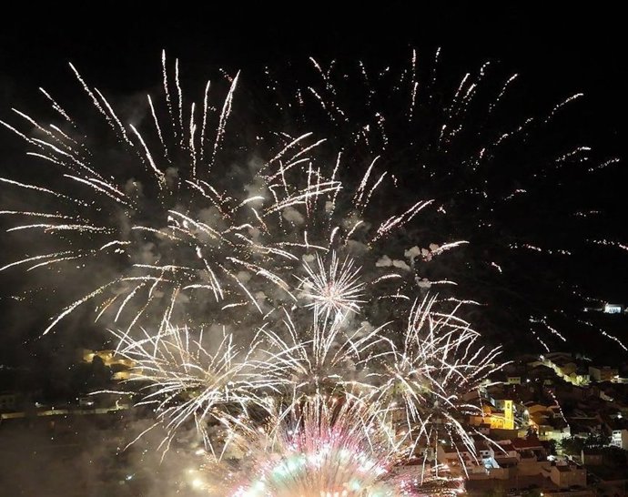 Imagen de un castillo de fuegos artificiales disparado por Pirotecnia Valenciana.