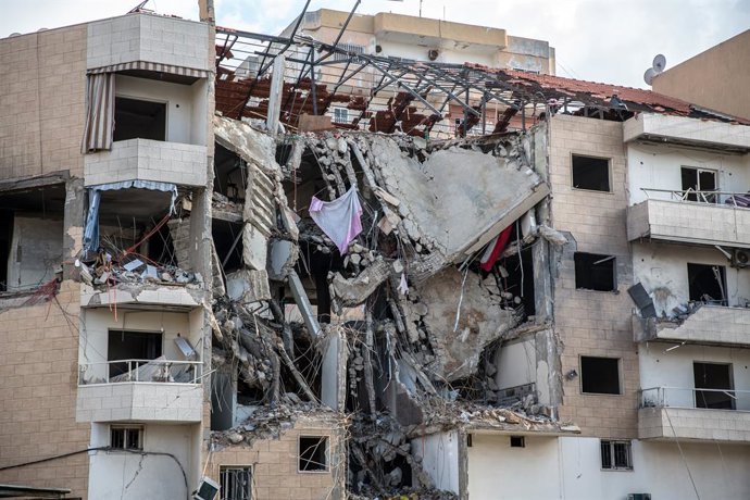 17 de março de 2026, Tiro, Líbano: Um prédio danificado nas proximidades do Hospital Jabal Amel. Mais de 880 pessoas morreram desde que a guerra total recomeçou entre Israel e o Hezbollah, em 2 de março, segundo o Ministério da Saúde libanês.