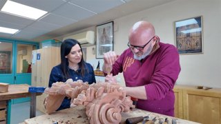 La delegada de Empleo, Empresa y Trabajo Autónomo de la Junta, María Dolores Gálvez, visita un taller de artesanía sacra.