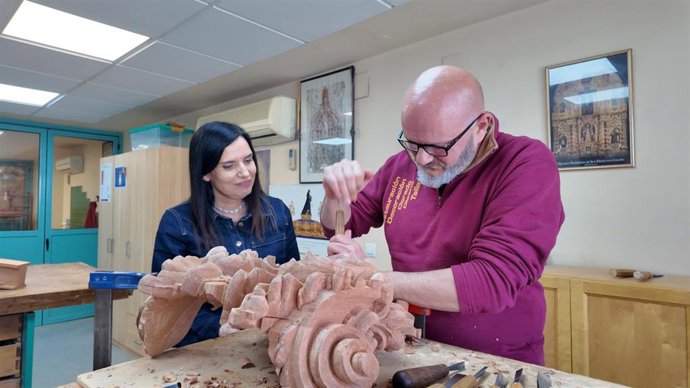 La delegada de Empleo, Empresa y Trabajo Autónomo de la Junta, María Dolores Gálvez, visita un taller de artesanía sacra.