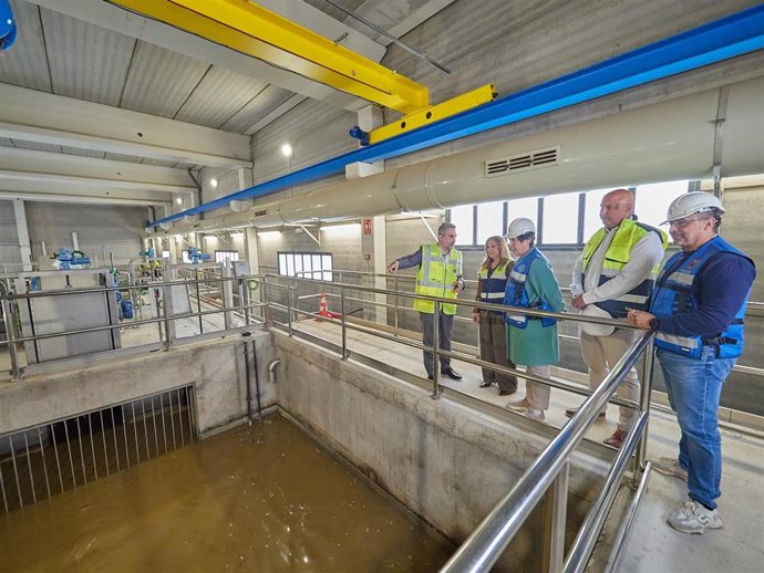 Visita de las autoridades insulares y municipales a la EDAR de Los Letrados, en Granadilla