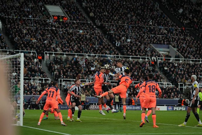 March 10, 2026, Newcastle, Newcastle, United Kingdom: 10th March 2026; St James Park, Newcastle, England; UEFA Champions League Football, Newcastle United versus Barcelona; Dan Burn of Newcastle United and Ronald Araujo of Barcelona challenge for a header