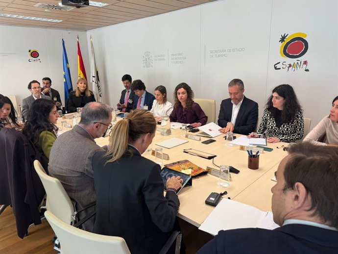 La Secretaría de Estado de Turismo de España se reúne en un encuentro de seguimiento junto al sector sobre el impacto del conflicto en Oriente Medio.