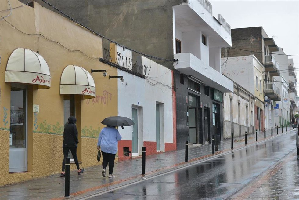 Archivo - Varias personas pasean bajo la lluvia, a 6 de junio de 2023, en Frontera, El Hierro, Santa Cruz de Tenerife, Canarias (España).
