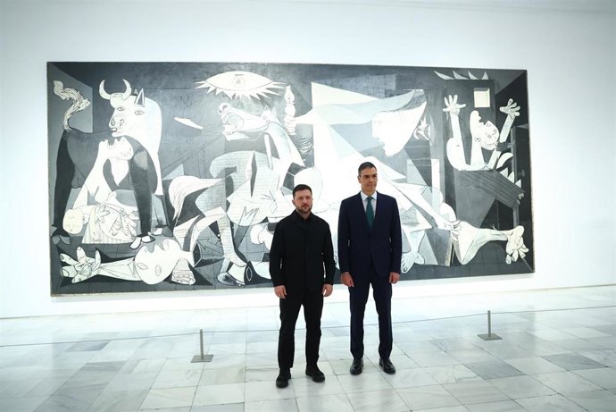 Archivo - El presidente del Gobierno, Pedro Sánchez, y el presidente de Ucrania, Volodímir Zelenski, durante su visita al Museo Nacional Centro de Arte Reina Sofía, a 18 de noviembre de 2025, en Madrid (España).