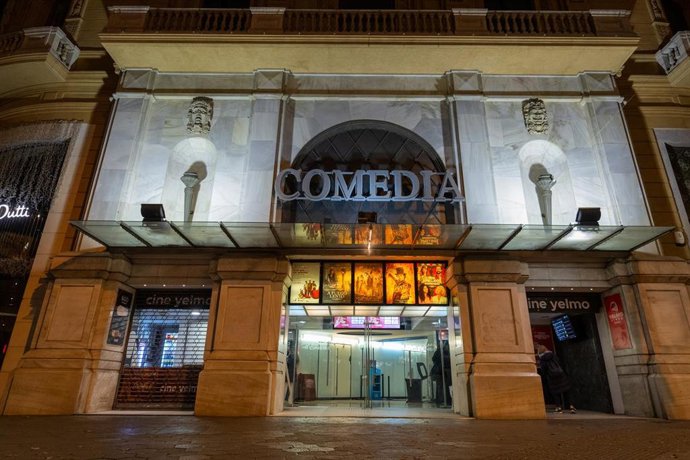Archivo - Fachada del cine Comedia antes de la última proyección, a 14 de enero de 2024, en Barcelona, Catalunya (España). 
