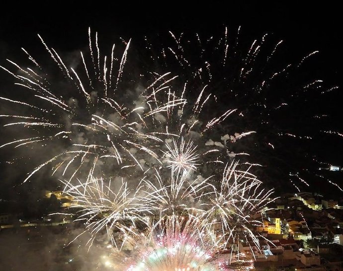 Imatge d'un castell de focs artificials disparat per Pirotècnia Valenciana.
