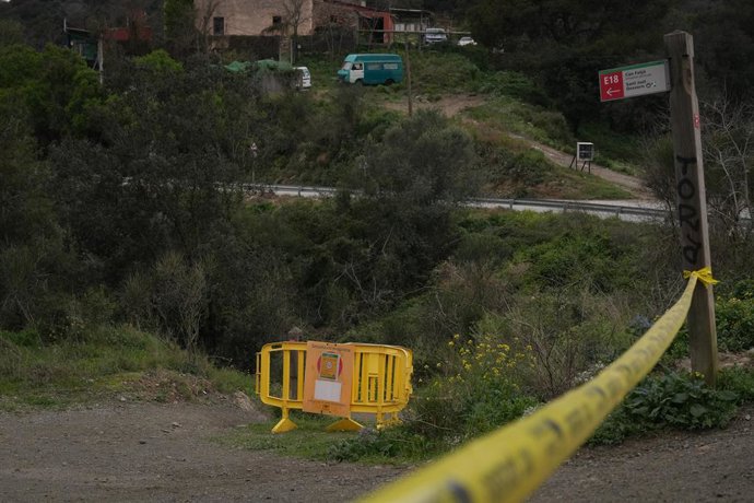Una valla indica la prohibición del acceso al Parque Natural de Collserola.