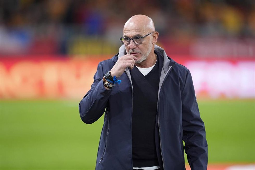 Archivo - Luis de la Fuente durante un partido con la selección española