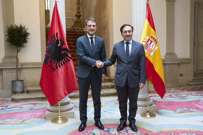 El ministro de  Asuntos Exteriores, Unión Europea y Cooperación, José Manuel Albares, con su homólogo el ministro de Europa y Asuntos Exteriores de Albania, Ferit Hoxha. Palacio de Viana, Madrid.