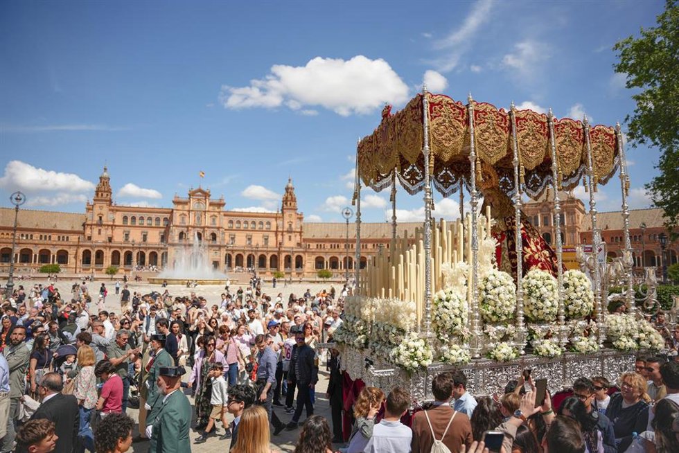 Archivo - La hermandad de Santa Genoveva, a su paso por la Plaza de España, durante su estación de penitencia el Lunes Santo. A 14 de abril de 2025, en Sevilla (Andalucía, España).