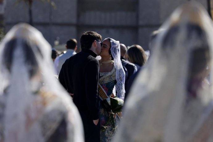 Imagen de una pareja de falleros en la Ofrenda a la Virgen de los Desamparados de 2026.