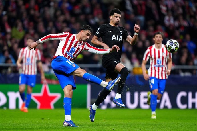 El defensa del Atlético de Madrid Marc Pubill lucha con el delantero del Tottenham Hotspur Dominic Solanke.