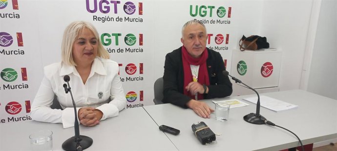 El secretario general de UGT, Pepe Álvarez, junto a la máxima dirigente del sindicato en la Región, Paqui Sánchez