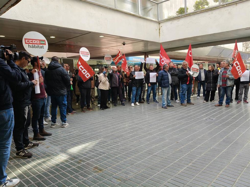 Los gruistas se concentran ante la sede de Construcor para reclamarle que negocie, tras 13 días en huelga.