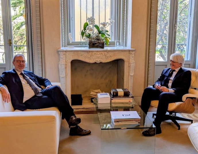 El presidente del Consejo General de la Abogacía Española, Salvador González, con el embajador de Islandia en España, Kristján Andri Stefánsson.