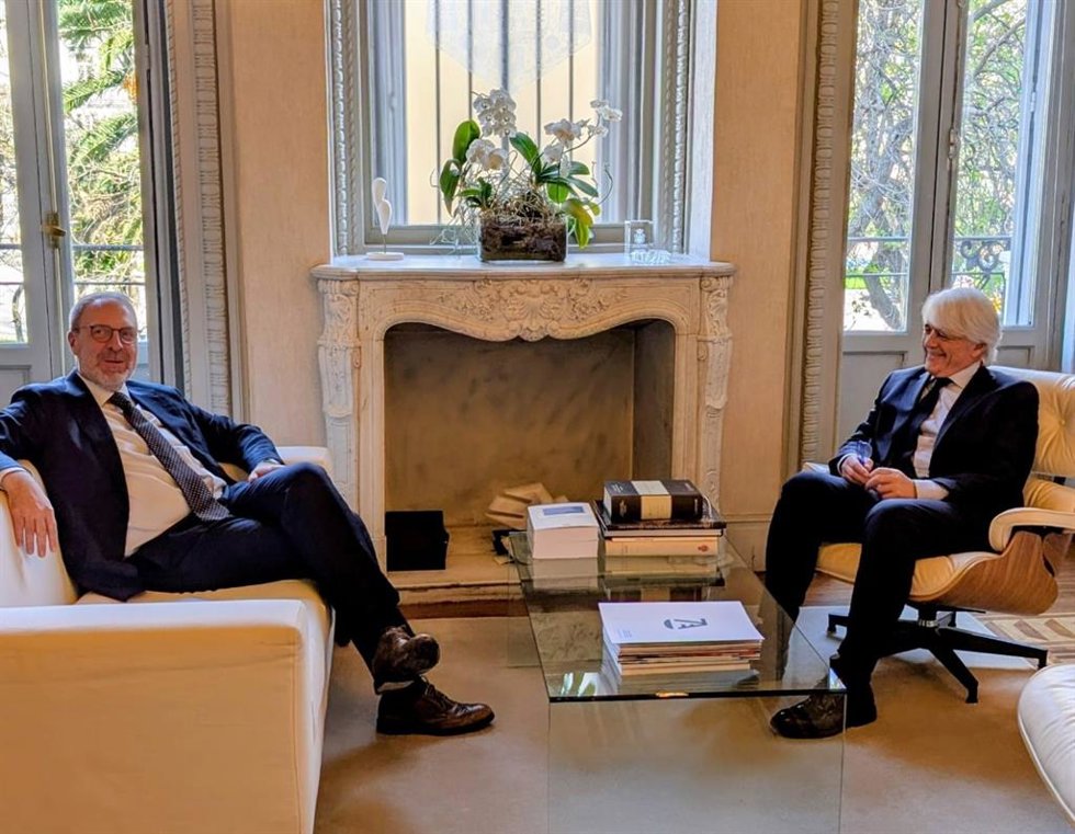 El presidente del Consejo General de la Abogacía Española, Salvador González, con el embajador de Islandia en España, Kristján Andri Stefánsson.