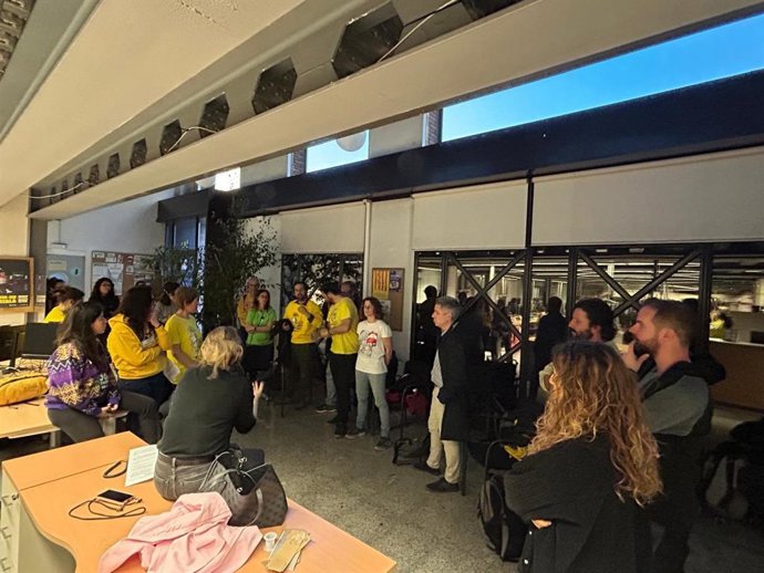 Los docentes en las instalaciones de los servicios territoriales de la Catalunya Central en Manresa (Barcelona)