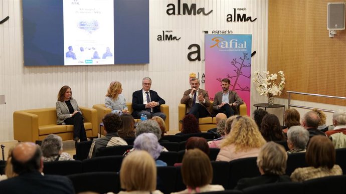 Acto del 25 aniversario de Afial celebrado en el Espacio Alma de Almería, durante una mesa de debate con responsables públicos y público asistente.